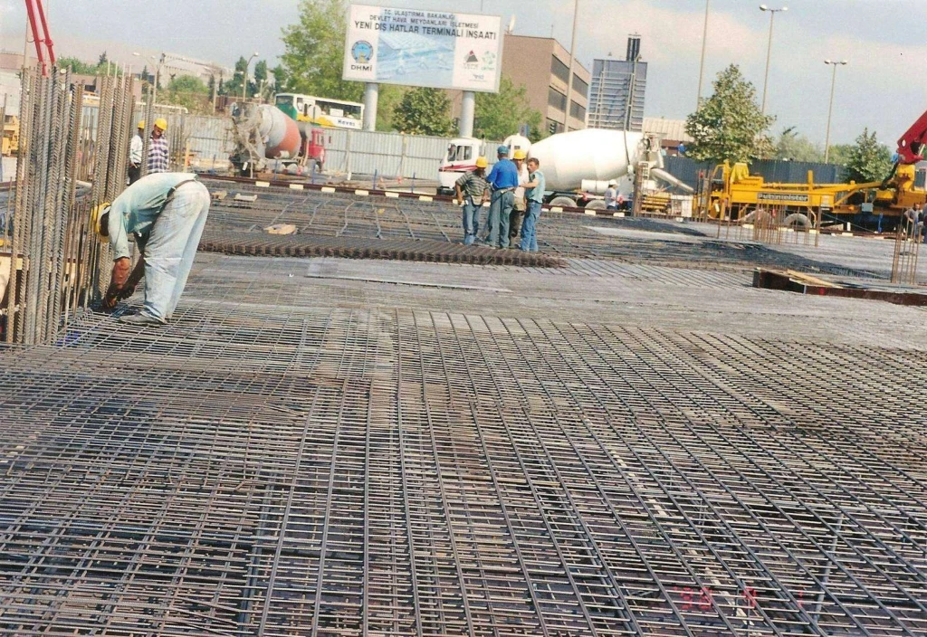 ATATURK AIRPORT NEW INTERNATIONAL TERMINAL BUILDING, PIERS AND PARKING AREA EARTWORK